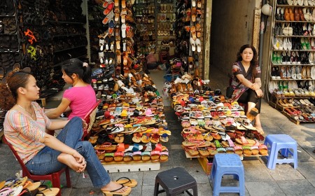 Viaje a Vietnam y Camboya Tienda de chanclas, Hanoi abril 2011