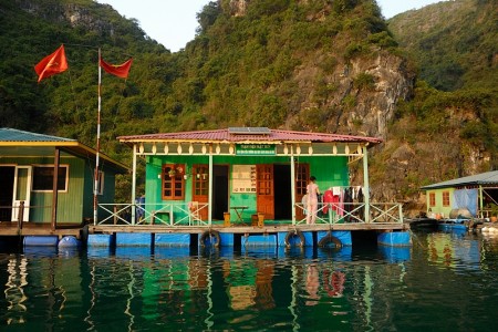 Poblado pescador flotante Ha Long, abril 2011