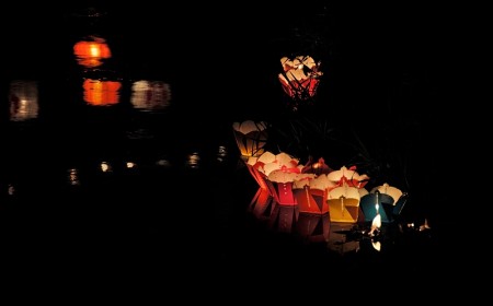 Viaje a Vietnam y Camboya Velas y reflejos en el agua. Hoi An abril 2011