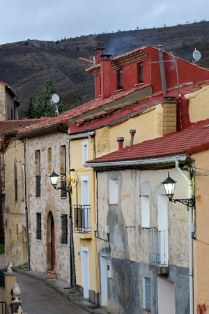 Vista de la calle de Peralejos de las Truchas (noviembre 2009)