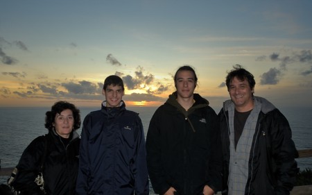Familia García-Navalón y el último sol de Europa (Cabo da Roca,diciembre 2009)