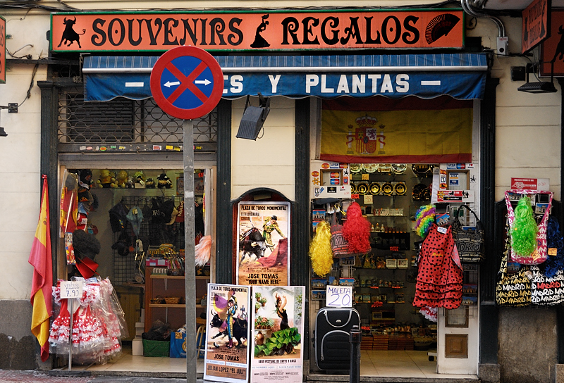 Llena de tópicos, tienda para turistas. Madrid diciembre 2009