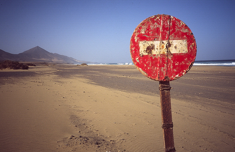 Prohibido prohibir. Playa de Cofete, Fuerteventura enero 2005