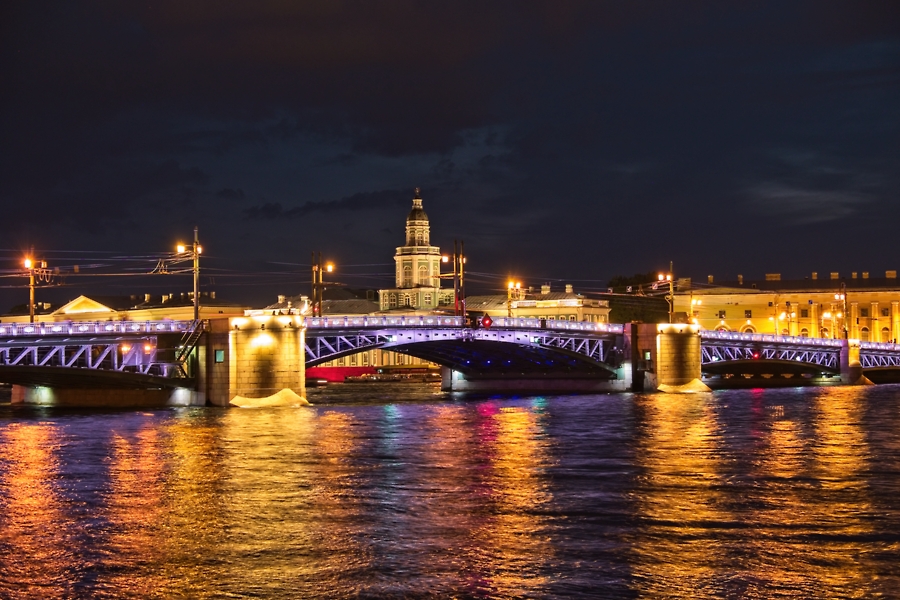 Puente del Palacio, rio Neva, julio 2019