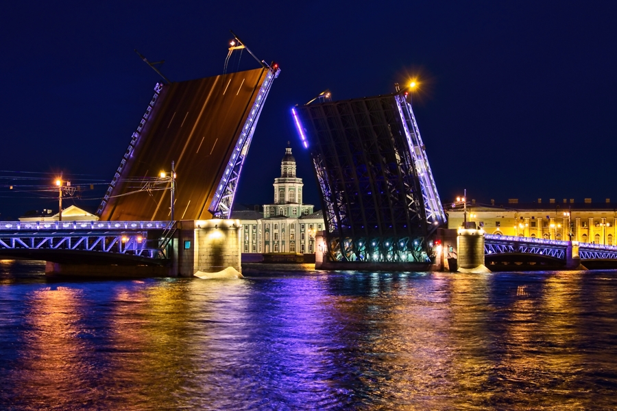 Puente del palacio, San Petersburgo, julio 2019