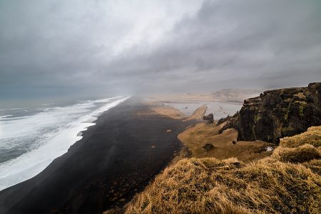 Playa negra sin fin, Islandia, marzo 2022