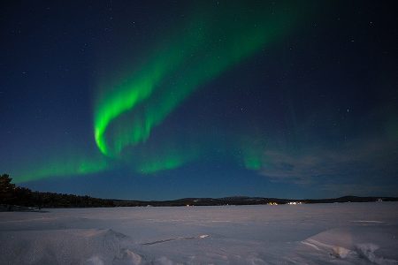 Aurora sobre el lago Inari, Laponia Finlandia, febrero 2024