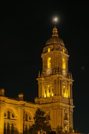 Torre y luna, Catedral de Málaga, enero 2025