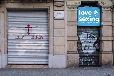Pecado y virtud, puerta con puerta. Barcelona, enero 2026