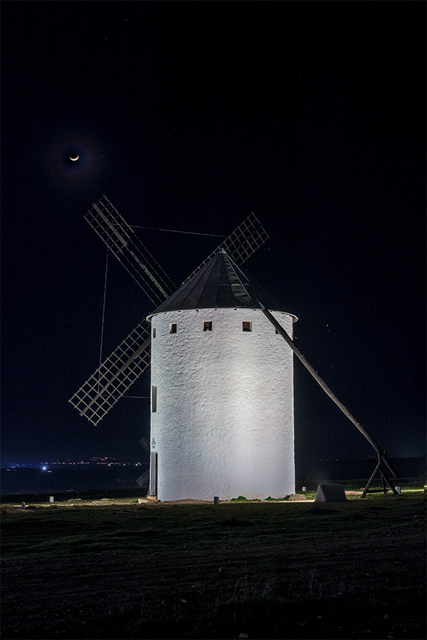 Luna y molino, Campo de Criptana, febrero 2026