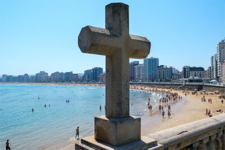 Playa de San Lorenzo, Gijón, julio 2026