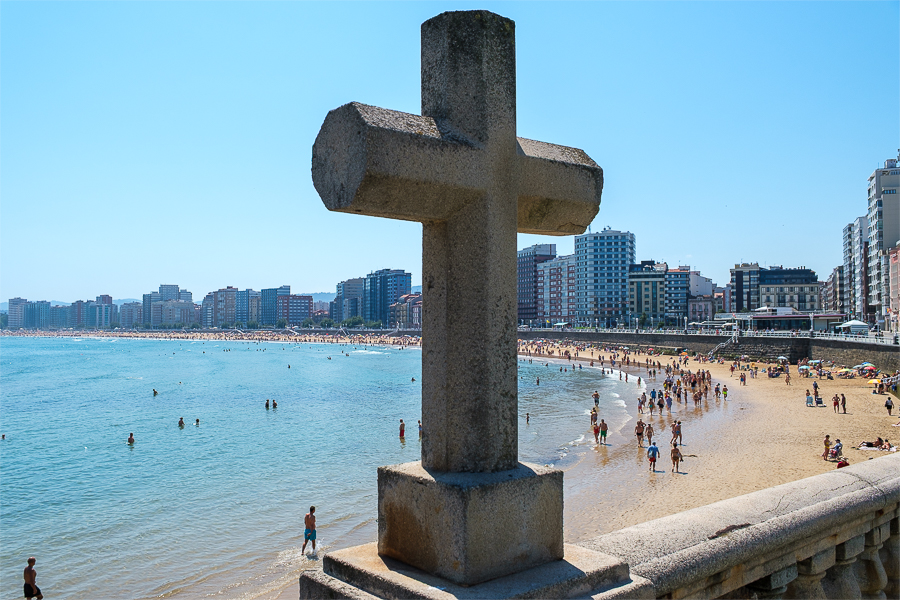 Playa de San Lorenzo, Gijón, julio 2026